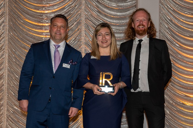 Chiara Valentini of TransAlta Corporation with Steve Kuklis of Nasdaq (left) and Laurie Havelock of IR Magazine